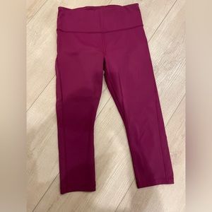 Athleta leggings Ultimate Stash Pocket Capri Small EUC purple